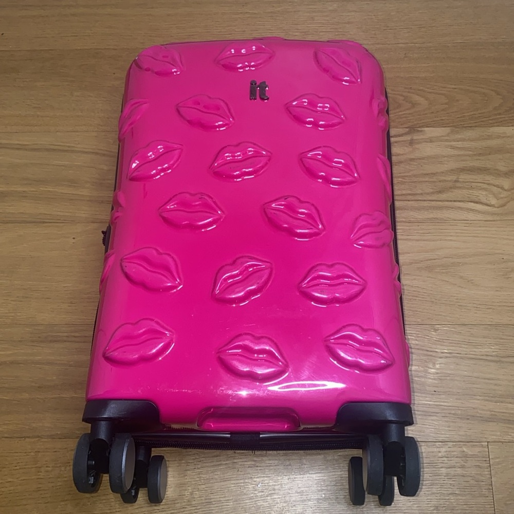 It Luggage Metalik Hot Pink Lips Kiss Smooch Carry On Hard Shell Luggage